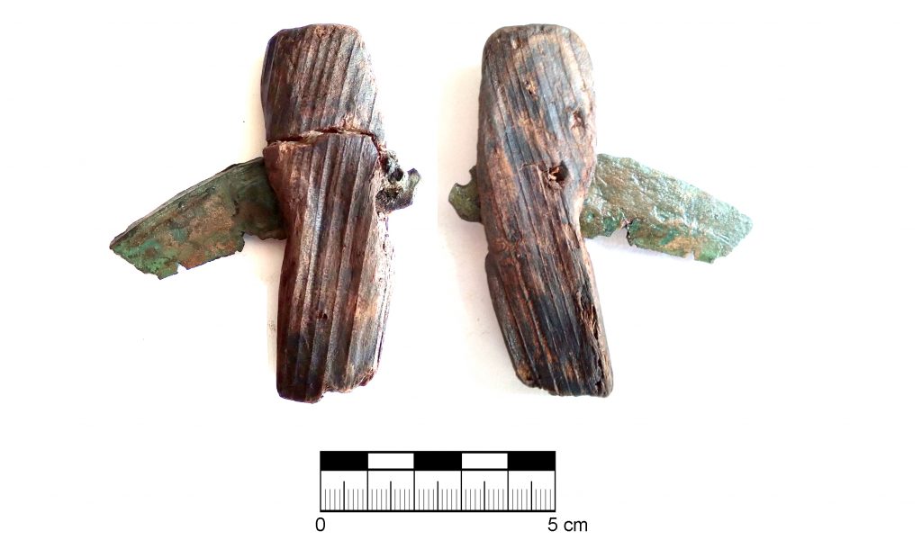 Sierp w oprawie drewnianej z Żuławki Małej (około 900-700 p.n.e)