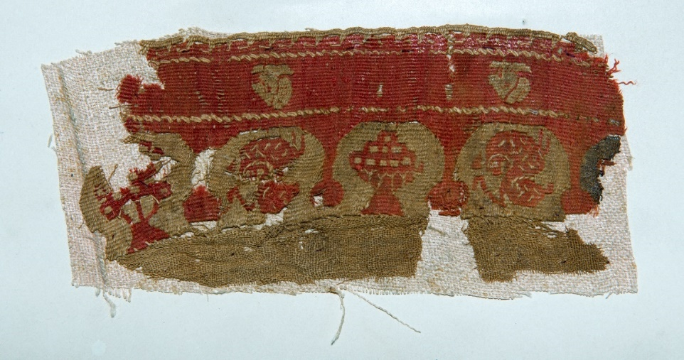 1.Fragment szlaku tuniki koptyjskiej, len, wełna, sploty: płócienny i gobelinowy; dziergane ząbki, Egipt, VI-VIII w