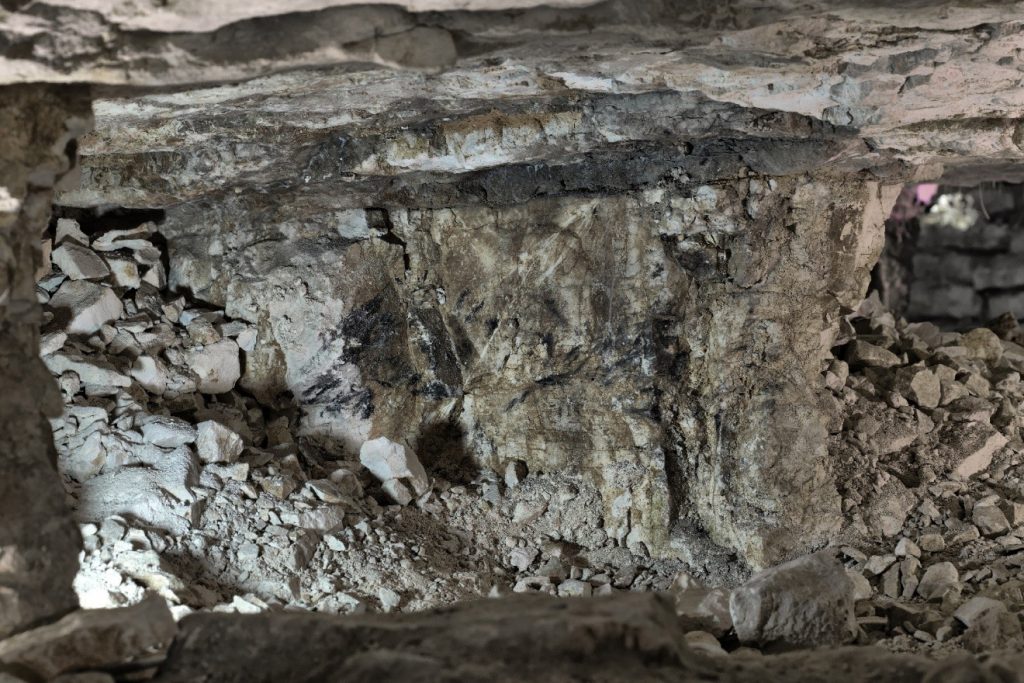 Muzeum Archeologiczne i Rezerwat Krzemionki. Przykład prehistorycznego rysunku naskalnego / „objaśniska” w podziemnym wyrobisku kopalni krzemienia pasiatego. Autor K. Peczalski.