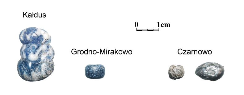 Paciorki szklane z miejscowości Kałdus, Grodno-Mirakowo i Czarnowo. Fot. T. Purowski